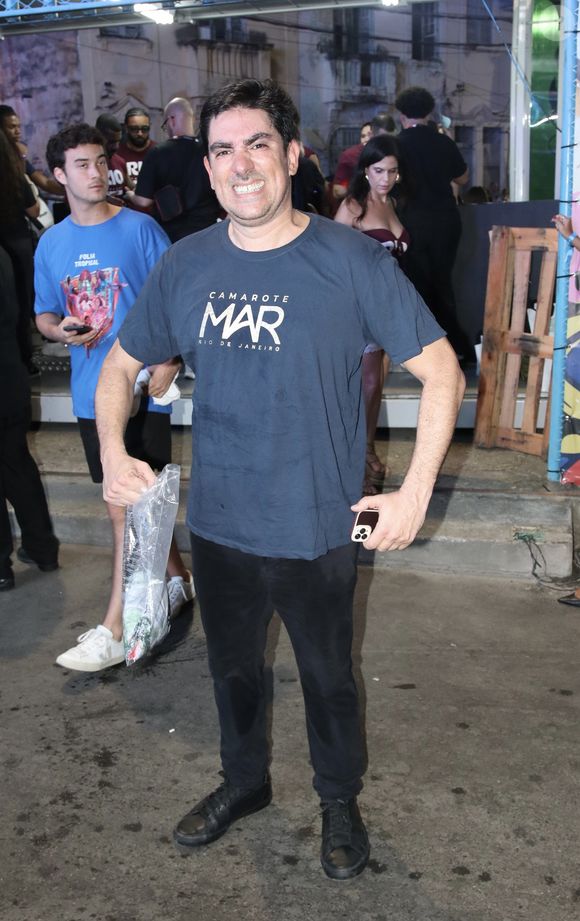 Marcelo Adnet compareceu na Sapucaí com um abadá com calça preta