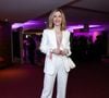 Deborah Evelyn levou a alfaiataria para uma proposta mais noturna durante a estreia de 'Minha Melhor Amiga'. O blazer branco de modelagem ampla, usado sem blusa por baixo, ganhou sensualidade com o decote profundo, enquanto a bolsa com tachas acrescentou um toque rocker ao visual da atriz de 'Quem Ama Cuida'