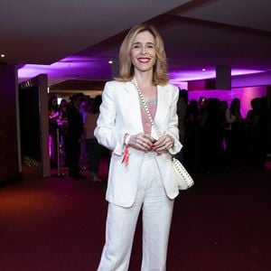 Deborah Evelyn levou a alfaiataria para uma proposta mais noturna durante a estreia de 'Minha Melhor Amiga'. O blazer branco de modelagem ampla, usado sem blusa por baixo, ganhou sensualidade com o decote profundo, enquanto a bolsa com tachas acrescentou um toque rocker ao visual da atriz de 'Quem Ama Cuida'