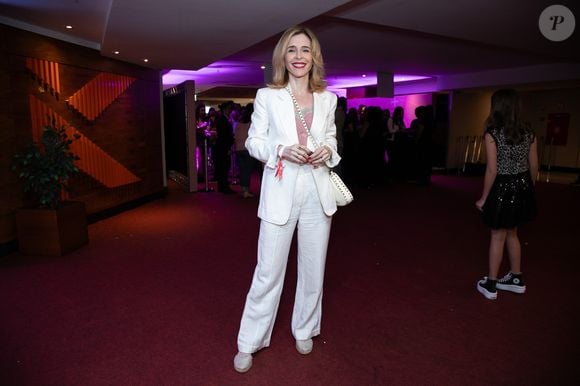 Deborah Evelyn levou a alfaiataria para uma proposta mais noturna durante a estreia de 'Minha Melhor Amiga'. O blazer branco de modelagem ampla, usado sem blusa por baixo, ganhou sensualidade com o decote profundo, enquanto a bolsa com tachas acrescentou um toque rocker ao visual da atriz de 'Quem Ama Cuida'