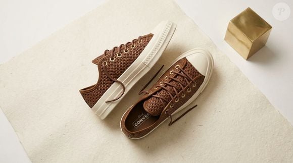 Segundo as informações da Farfetch, o Converse Chuck 70 de couro trançado tem exterior em couro de bezerro, forro de tecido e solado de borracha, unindo acabamento diferenciado e referências clássicas
