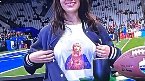 Taylor Swift no Brasil? Jornalista da Globo causa com camisa da cantora como Jesus Cristo antes do jogo da NFL em São Paulo