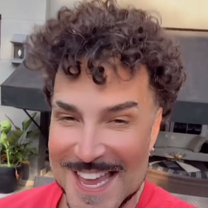 Latino surgiu dublando um sucesso antigo em novo vídeo publicado nas suas redes sociais