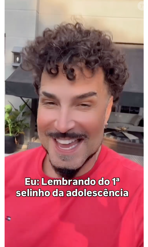 Latino surgiu dublando um sucesso antigo em novo vídeo publicado nas suas redes sociais