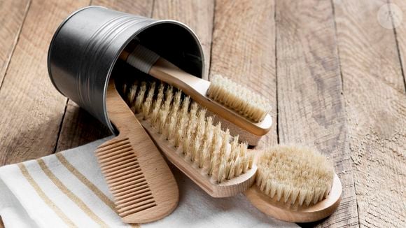 Na hora de lavar a escova de cabelo é preciso estar atento ao seu material — há versões com cabo de madeira, base almofadada e com cerdas sintéticas ou naturais de javali — e adaptar o método para nao reter umidade no acessório