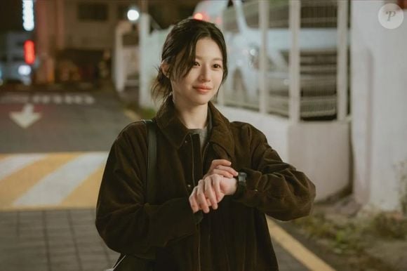 Nessa empreitada, ele conhece Byeon Eun-a, uma produtora que também enfrenta dificuldades profissionais
