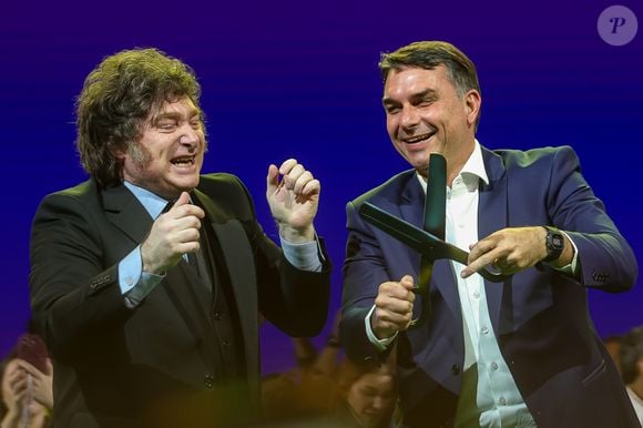 Possível inclusão de Flávio Bolsonaro na lista internacional da Interpol ainda não foi formalizada e segue em análise pela Polícia Federal, segundo O Globo. O senador esteve recentemente com o presidente da Argentina, Javier Milei