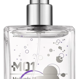 O Molecule 01 é centrado no Iso E Super, uma molécula aromática aveludada e amadeirada, com toques de íris, limão de Amalfi e pimenta rosa