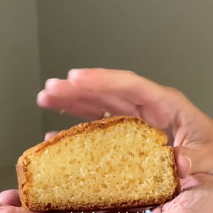 O pão fica douradinho e super saboroso, como é possível ver neste take do vídeo publicado pela Eliana