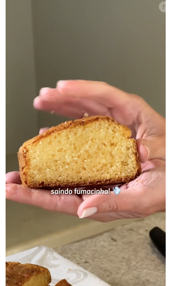O pão fica douradinho e super saboroso, como é possível ver neste take do vídeo publicado pela Eliana
