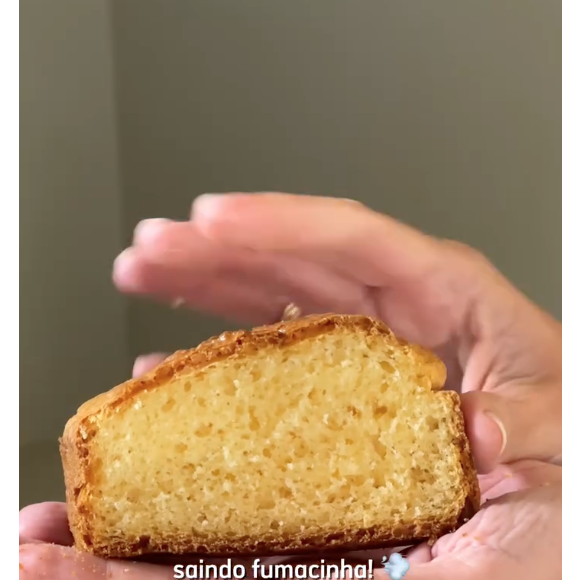 O pão fica douradinho e super saboroso, como é possível ver neste take do vídeo publicado pela Eliana