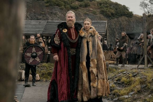 Segundo o Prime Video, a primeira temporada acompanhará a ascensão de Erik Bloodaxe (Xavier Molyneux), um dos mais famosos saqueadores vikings, e de sua temida esposa, Gunnhild, a Mãe dos Reis (Jessica Madsen)