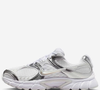 Com pegada inspirada nos anos 2000, o Nike V5 Run aparece como forte concorrente dos modelos da New Balance que dominaram o street style nos últimos anos. O acabamento metálico discreto trouxe um ar premium que já virou tendência para o inverno de 2026