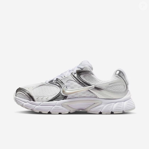 Com pegada inspirada nos anos 2000, o Nike V5 Run aparece como forte concorrente dos modelos da New Balance que dominaram o street style nos últimos anos. O acabamento metálico discreto trouxe um ar premium que já virou tendência para o inverno de 2026