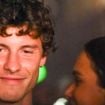 Bruna Marquezine e Shawn Mendes com aliança de compromisso? Cantor recebe namorada em aeroporto e mesmo anel rouba a atenção