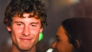 Bruna Marquezine e Shawn Mendes com aliança de compromisso? Cantor recebe namorada em aeroporto e mesmo anel rouba a atenção