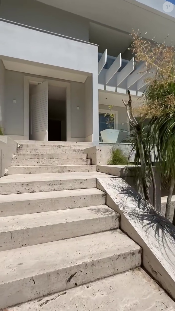 Mansão onde Iza morou voltou a aparecer disponível para compra, depois de quatro anos com a voz de ‘Pesadão’