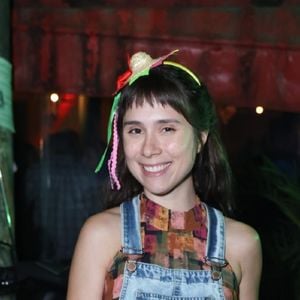 Jardineira customizada com bandeirinhas foi escolha da atriz Daphne Bozaski