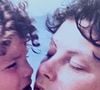 Sinan Helvaci, o Raif de 'Força de Mulher', ao lado da mãe, com apenas 2 anos de idade