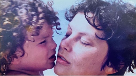 Sinan Helvaci, o Raif de 'Força de Mulher', ao lado da mãe, com apenas 2 anos de idade