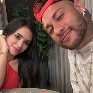 Neymar comprou três casas de luxo, todas mobiliadas e já se mudou - nesta segunda-feira, 10 de fevereiro de 2025, mostrou foto com a namorada, Bruna Biancardi