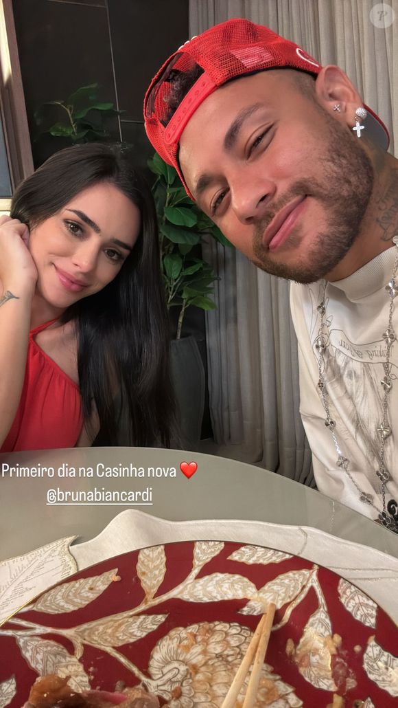 Neymar comprou três casas de luxo, todas mobiliadas e já se mudou - nesta segunda-feira, 10 de fevereiro de 2025, mostrou foto com a namorada, Bruna Biancardi