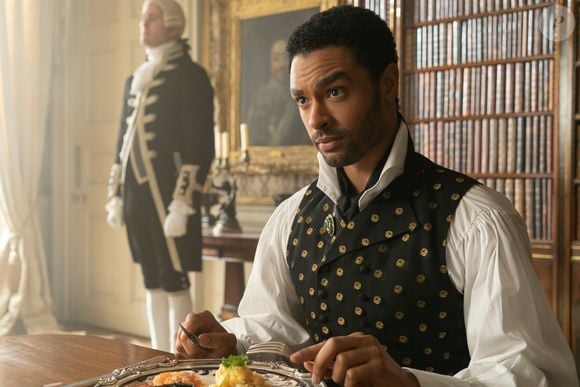 Regé-Jean Page, que tem 1,80m, foi Simon Basset, o Duque de Hastings, em 'Bridgerton', e saiu após a 1ª temporada, quando o romance dele com Daphne já tinha fechado o arco principal