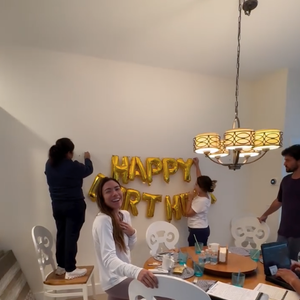 "Gente, aniversário aqui, uma montando parabéns pra você o outro lá preenchendo, a polícia aqui com a gente… enquanto uns fazem a festa, outros fazem o B.O. literalmente", comentou Rebeca Abravanel