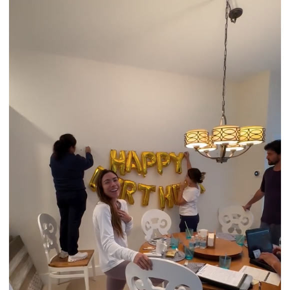 "Gente, aniversário aqui, uma montando parabéns pra você o outro lá preenchendo, a polícia aqui com a gente… enquanto uns fazem a festa, outros fazem o B.O. literalmente", comentou Rebeca Abravanel