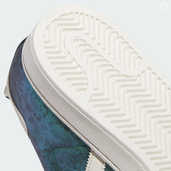 Com visual clássico, acabamento metalizado e proposta de conforto, o Superstar II surge como uma alternativa para quem busca um tênis capaz de acompanhar o look do Rock in Rio 2026 e continuar presente nas produções depois do festival