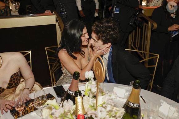 Kylie Jenner e Timothée Chalamet não falam um do outro em entrevistas, nem assumem o relacionamento, exceto quando comparecem a eventos juntos e trocam beijos ocasionais bem na frente das câmeras