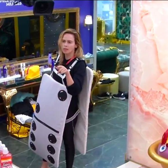 Para representar Ana Paula Renault, os foliões usaram a fantasia de dominó