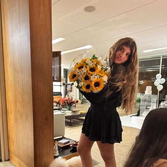 Sofia, filha de Cauã Reymond e Grazi Massafera, está completando 14 anos neste sábado, dia 23 de maio