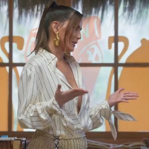 Deborah acompanhou esse momento com um look descontraído e conceitual: camisa longa listrada, combinada com micro saia de palha com amarrações.