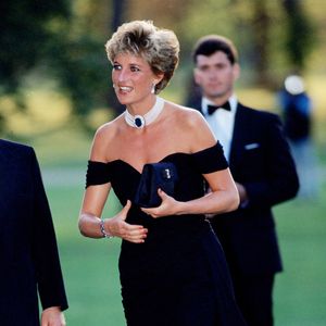 Lady Di demonstrava nas roupas pretas, seu estilo e personalidades fortes.