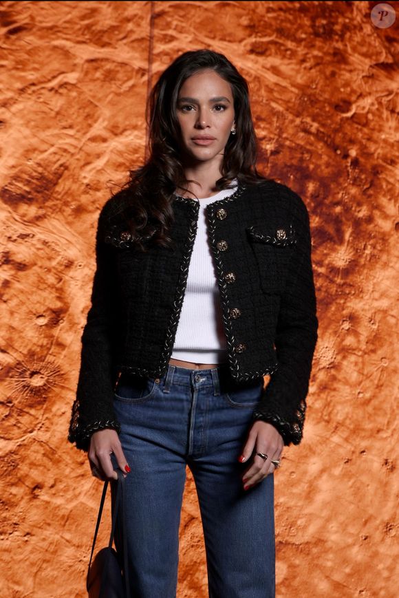 Bruna Marquezine combinou peças elegantes e clássicas