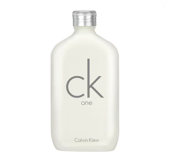 O CK One revolucionou o mercado ao apostar em uma proposta compartilhável entre homens e mulheres, tornando-se um dos perfumes mais vendidos e emblemáticos dos anos 90