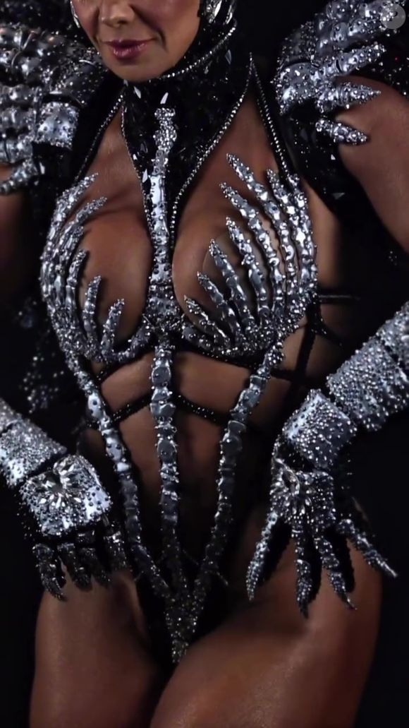 Viviane Araujo destacou virilha lisinha em fantasia cavadíssima