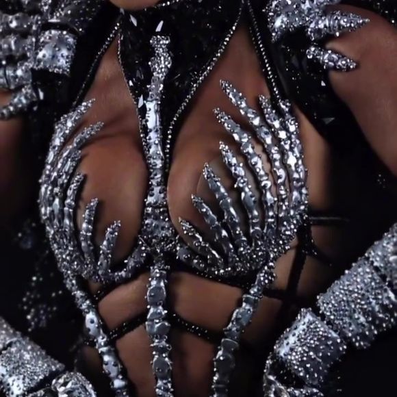 Viviane Araujo destacou virilha lisinha em fantasia cavadíssima