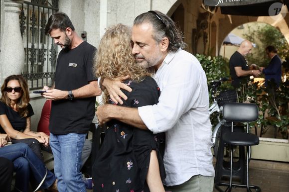 Filha de Juca de Oliveira é consolada no velório do pai