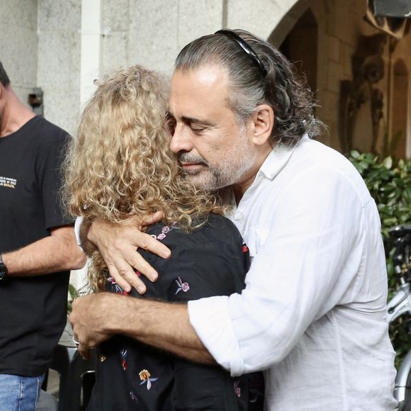 Filha de Juca de Oliveira é consolada no velório do pai