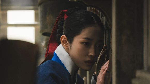 A Netflix prepara seu k-drama mais ambicioso de 2026: 'A Leste do Palácio' mistura 'Kingdom' e 'Alquimia das Almas' em uma trama histórica impecável de fantasia e suspense