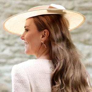 Kate Middleton voltou a ser destaque na família real ao surgir com um elegante vestido creme de R$ 4,7 mil em casamento na Inglaterra