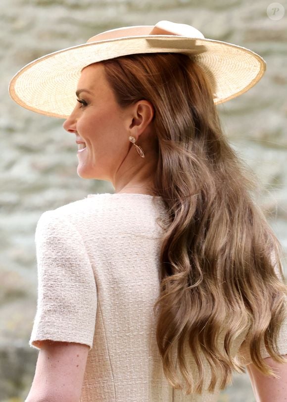 Kate Middleton voltou a ser destaque na família real ao surgir com um elegante vestido creme de R$ 4,7 mil em casamento na Inglaterra