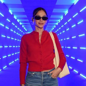 O toque fashionista veio nos detalhes: a modelagem de cintura alta e o lenço estampado discretamente no bolso frontal adicionaram personalidade ao conjunto