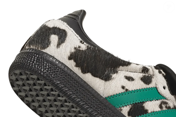 Para uma proposta mais sofisticada, o Adidas Samba LT Cow Print Black White pode ser usado com blazer em tons de marrom ou preto