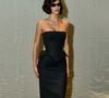 Look de Bruna Marquezine chamou atenção pela presença de abas laterais que criaram volume na região do quadril