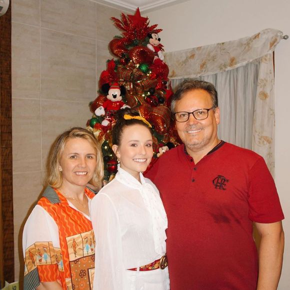 Pais de Larissa Manoela fecharam um acordo com a gravadora Deckdisk, em 2012, quando ela tinha apenas 11 anos