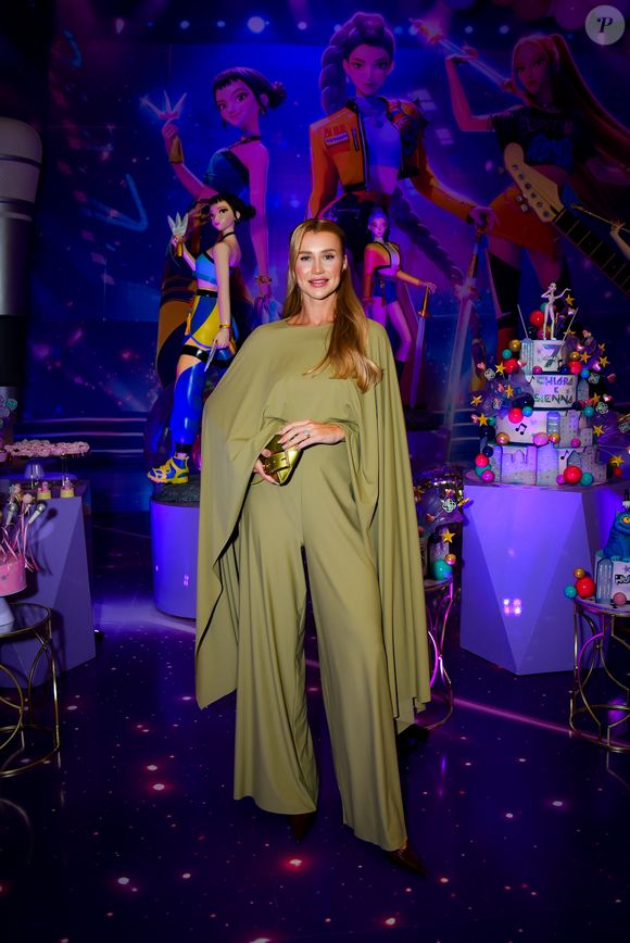 Para o aniversário de 7 anos das filhas de Fabiana Justus, Ana Paula Siebert escolheu um look verde todo coberto, com mangas amplas e proposta fluida, ideal para a celebração em família