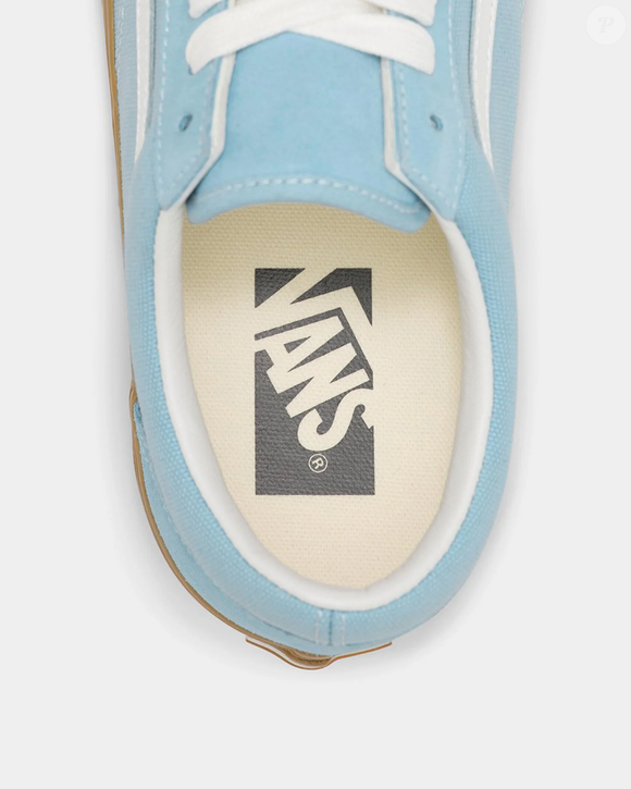 Para reforçar o conforto durante o uso, o Vans Old Skool LX Gum Crystal Blue conta com palmilha removível Sola Foam ADC (All-Day Comfort), que oferece amortecimento aprimorado